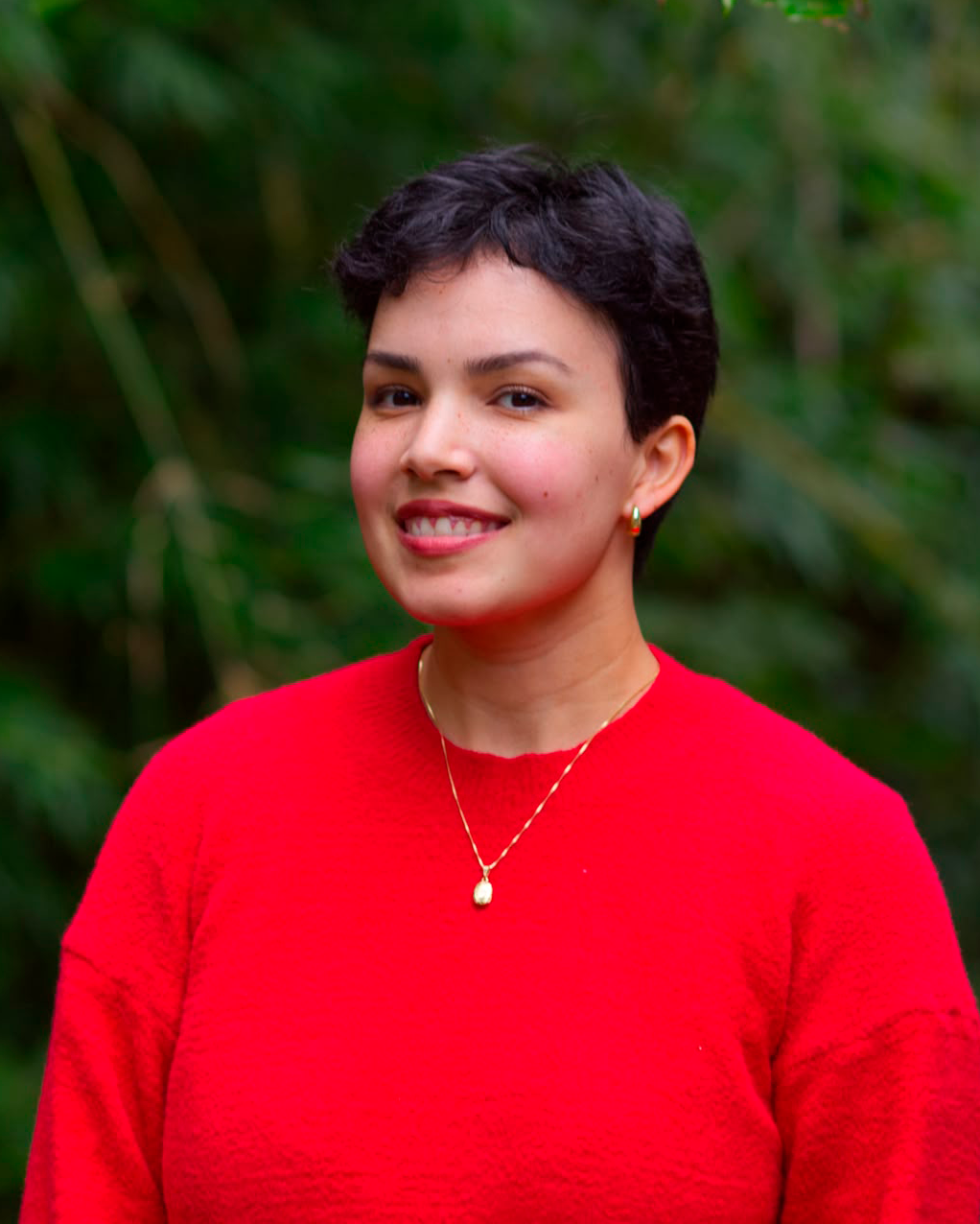 Mari, criadora da Colmeia, sorrindo em um jardim